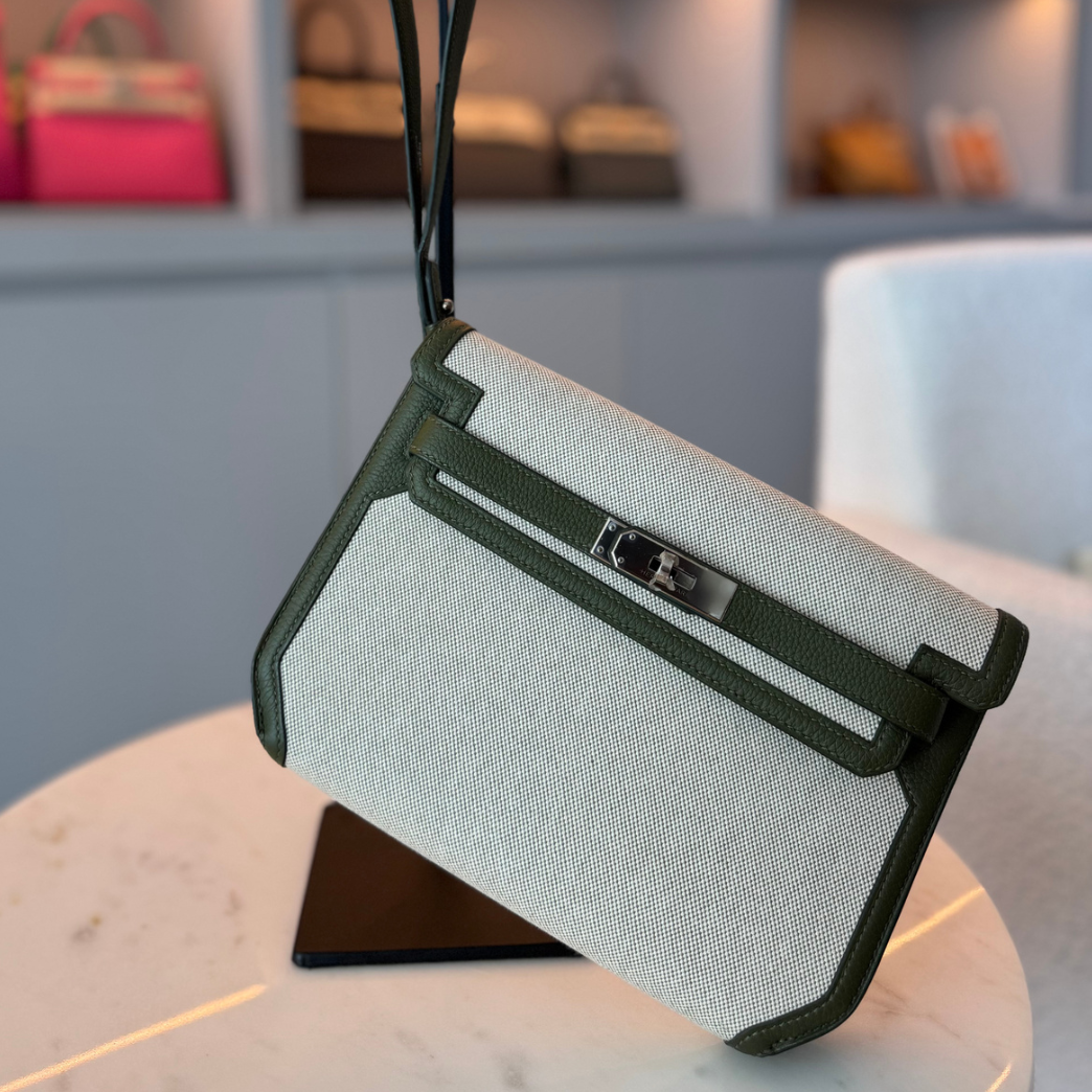 Hermès Kelly 25 Vert Amande and Ecru Toile and Togo